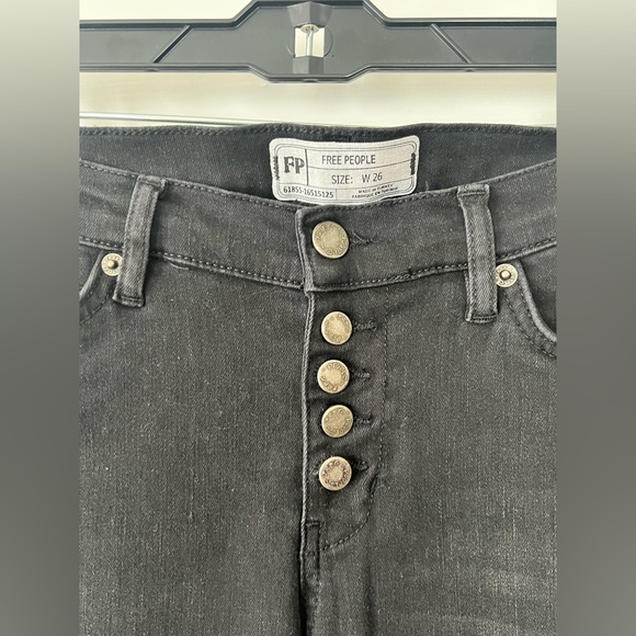 Free People Reagan exposed buttons skinny raw hem black denim 26 NWT NEW - Picture 3 of 10